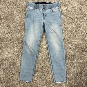 Apt. 9 size 8 ankle jeans with distressed bottom
